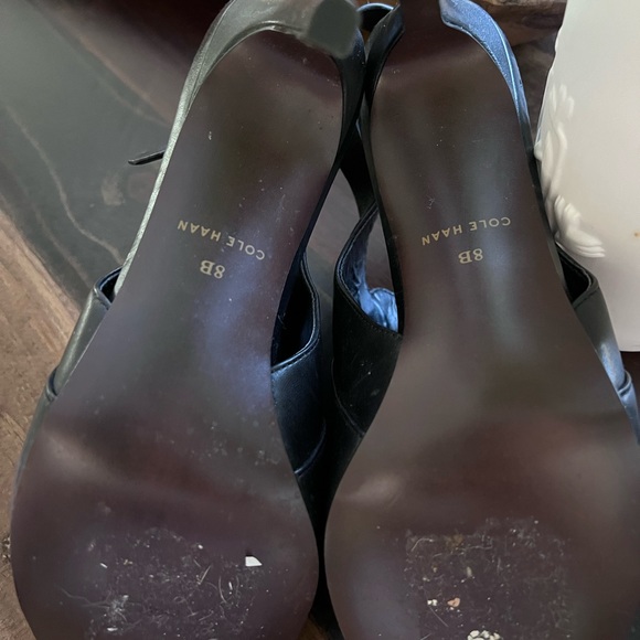 Size 8 black leather Cole Haans shoes - Picture 3 of 6